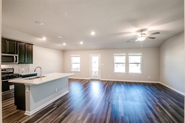 Building Photo - 1601 Longhorn Ranch Dr