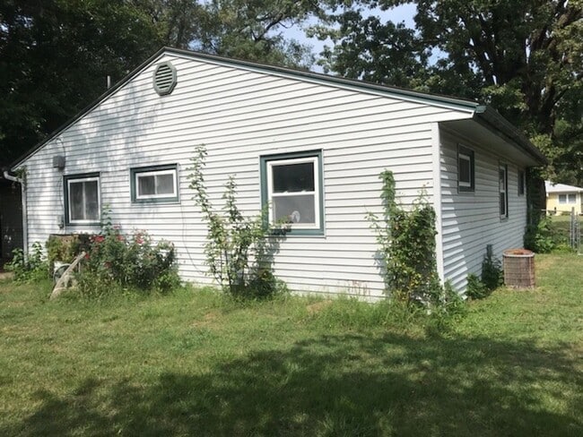 Building Photo - Nice, 4BR rancher with appliances, attached garage and fenced back yard.