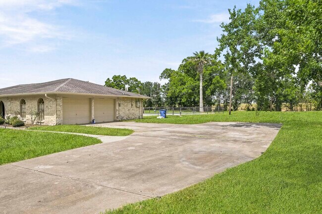Building Photo - 302 Country Rd