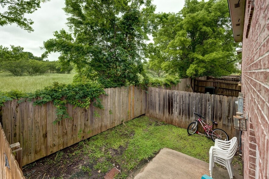 Building Photo - AUGUST PRE-LEASE Beautiful 3 Bed, 3.5 Bath Minutes from Campus!