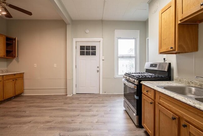 Building Photo - 140 5th Ave