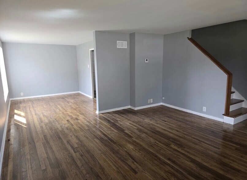 Living room - 43 Indianwood Blvd