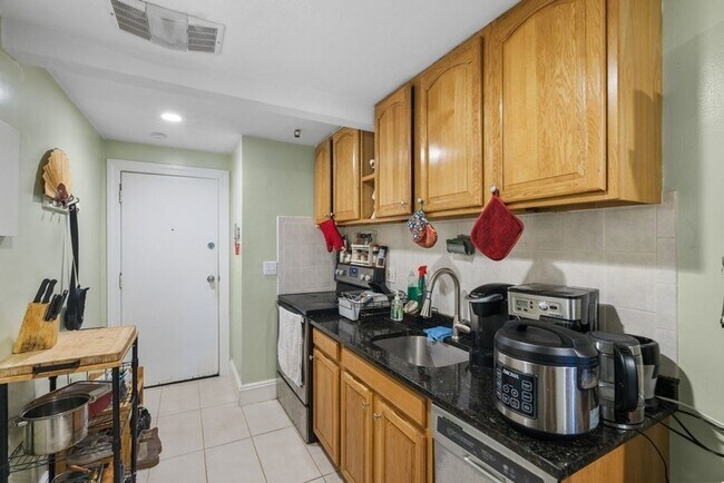 Building Photo - Modern unit with great location in heart of Allston available 9/1/26