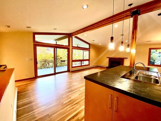 Building Photo - Stunning, 4 Bedroom, 3500 Square Foot, Highland's Home in Boise's North End