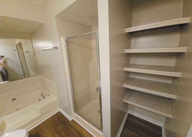 Building Photo - 5727 Lexington Dr