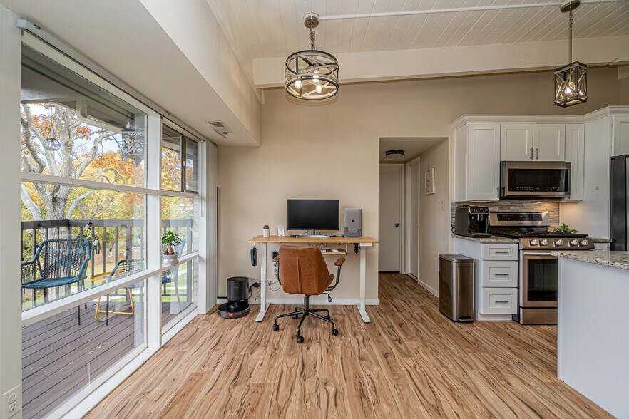 Building Photo - 4965 Americana Dr