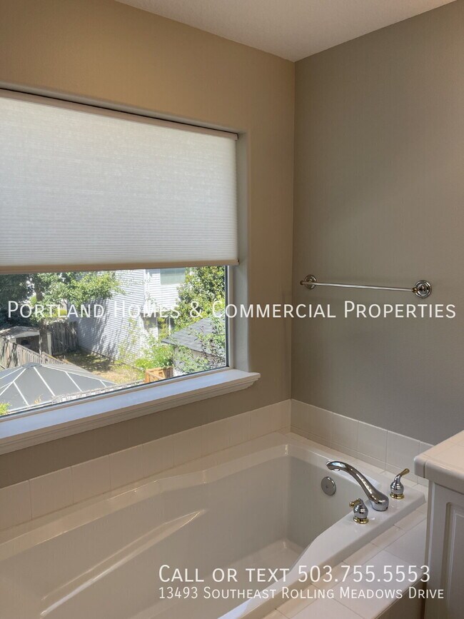 Building Photo - 13493 SE Rolling Meadows Dr