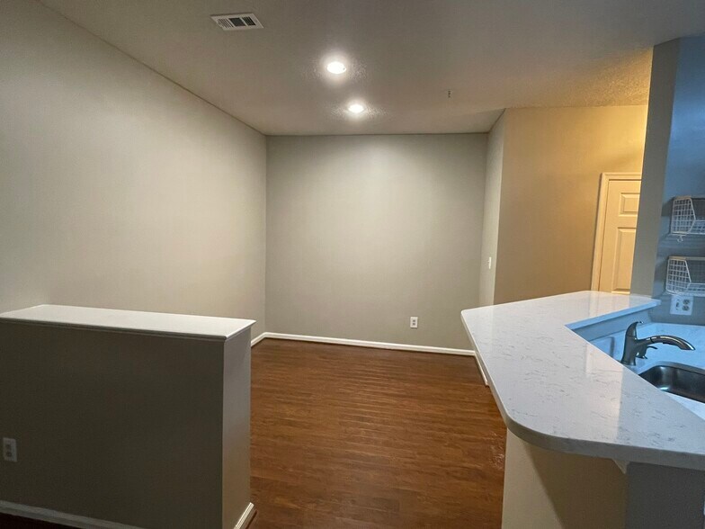 Building Photo - 1701 Lake Shore Crest Dr