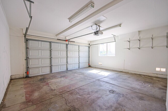 Building Photo - Fully Renovated 4 Bed/3.5Bath Home with Garage + Private Yard