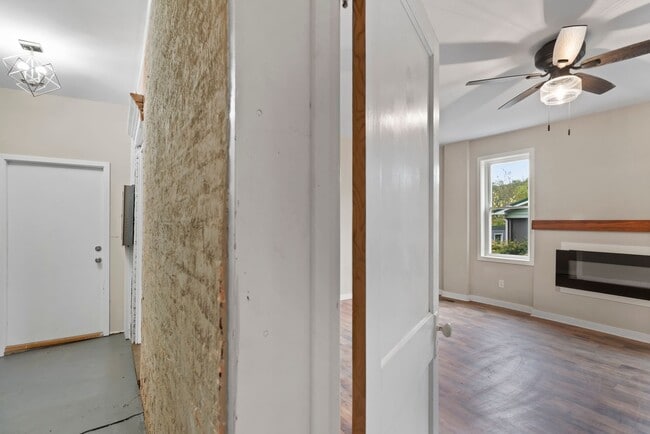 Building Photo - Stunning Renovated Home – 3 Bed / 1 Bath |...
