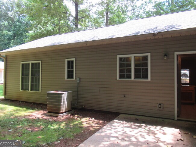 Building Photo - 95 Live Oak Rd