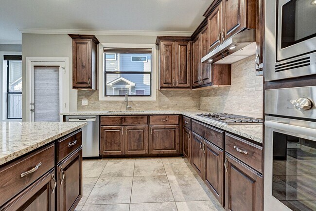 Building Photo - Charming 3-Bedroom Home with Modern Amenit...