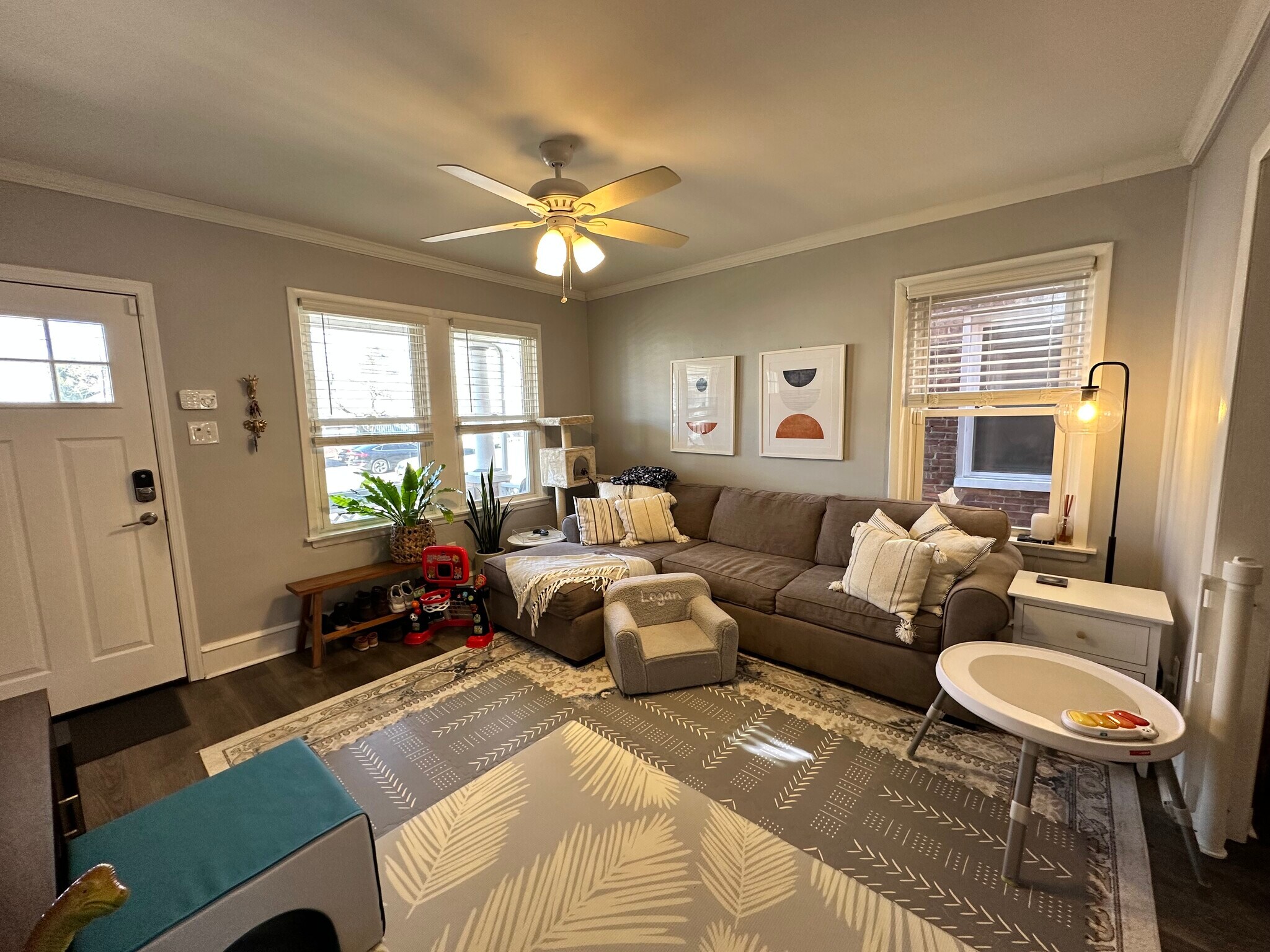 Building Photo - 10 W Knight Ave