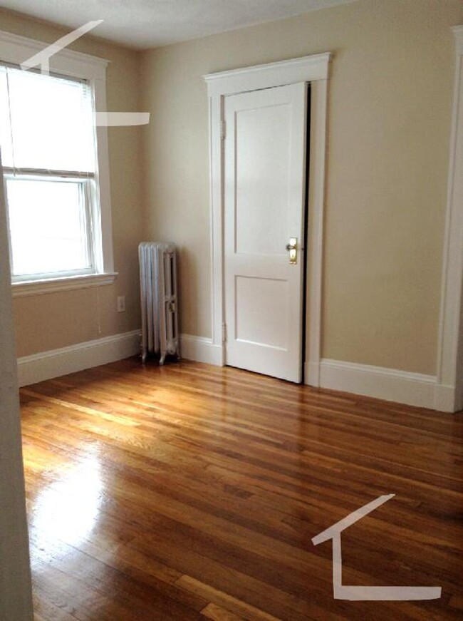 Building Photo - Spacious 3 bedroom with parking & water in...