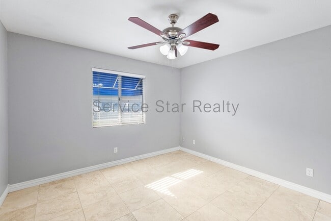 Building Photo - 220 N 22nd Pl