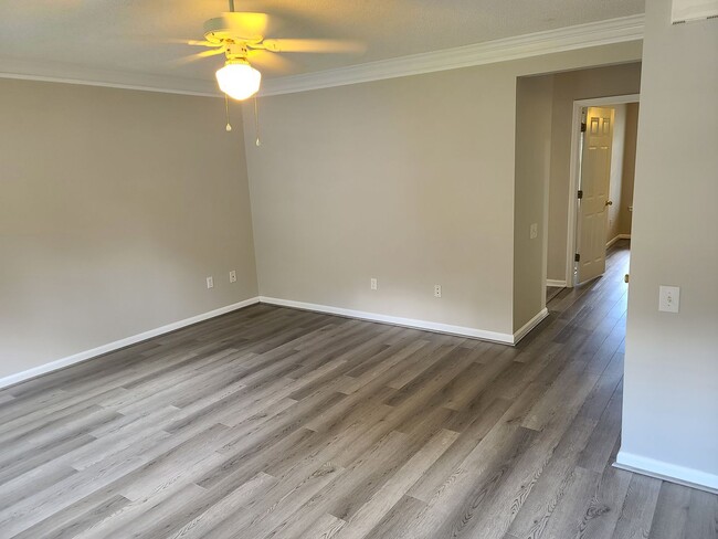 Building Photo - Freshly renovated and low maintenance