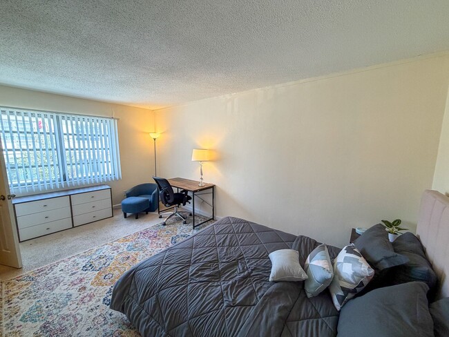 Building Photo - Summit House J-22