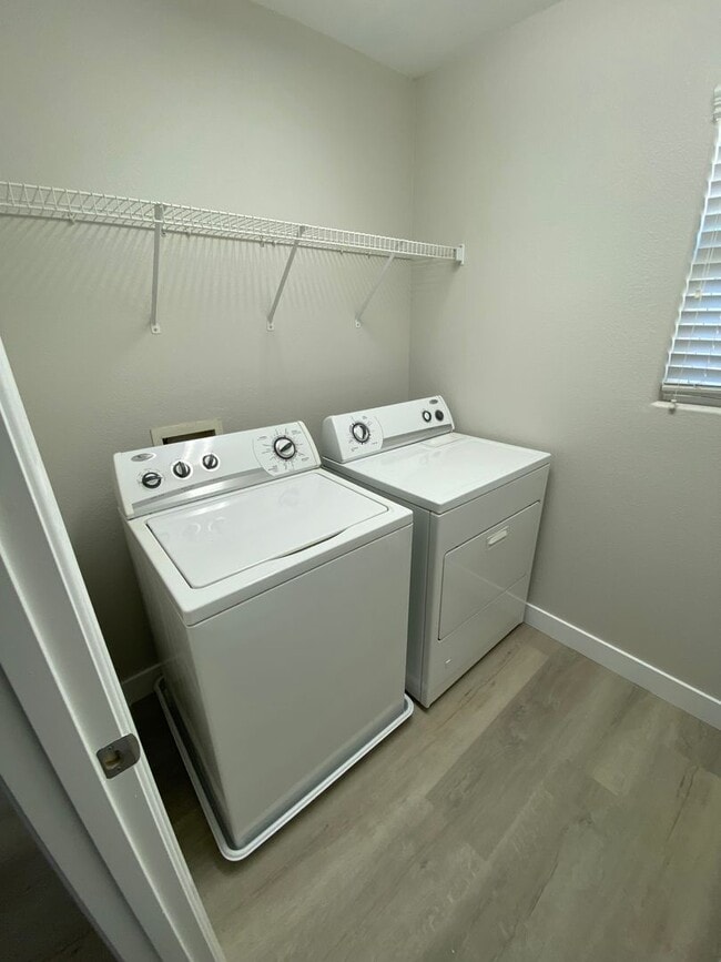 Building Photo - Two Story 3 bed/2.5 bath home in Silverado Ranch area