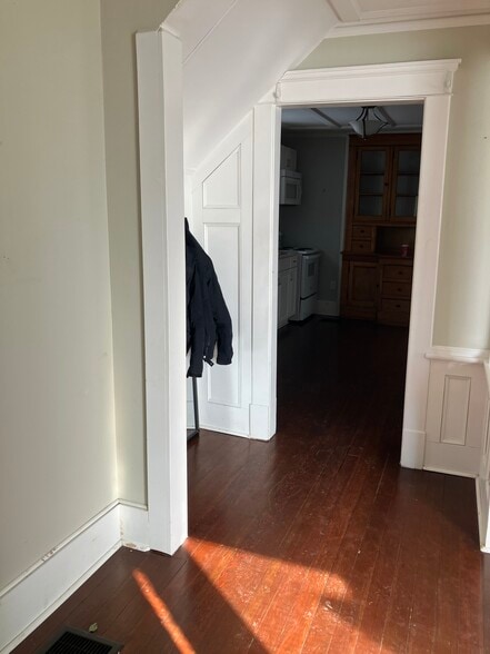 Building Photo - 5 Pine St