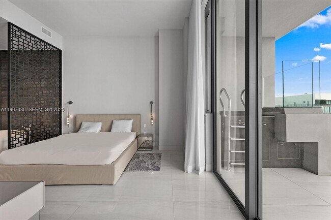 Building Photo - 480 NE 31st St