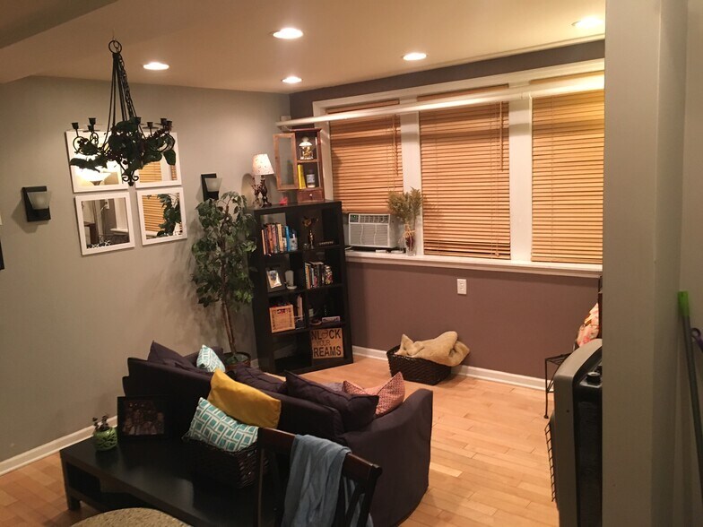 Building Photo - 1127 W Farwell Ave