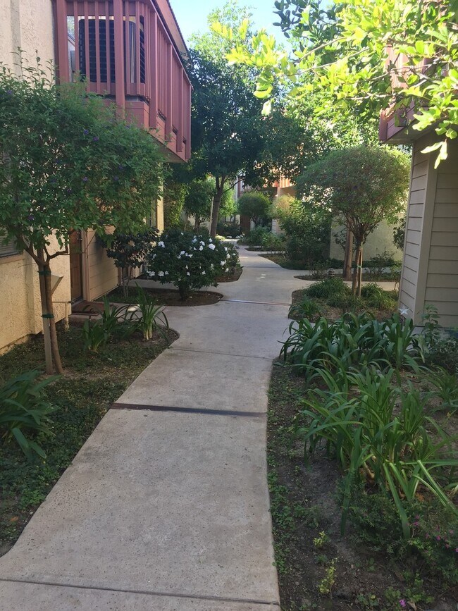 Building Photo - Serene 2 bedroom townhome