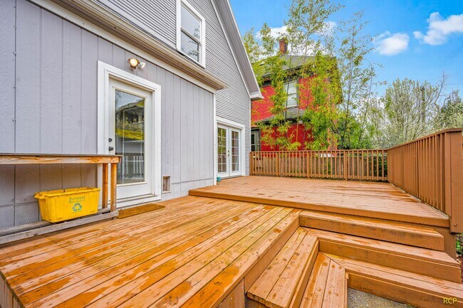 Building Photo - 626 NE Russell St