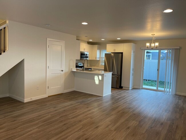 Building Photo - End Townhouse Unit in South Medford/Phoenix Area