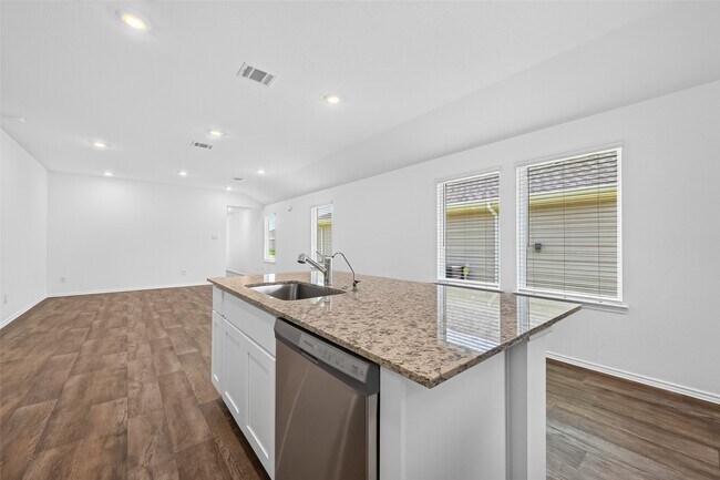 Building Photo - 3030 Lake Crest Dr