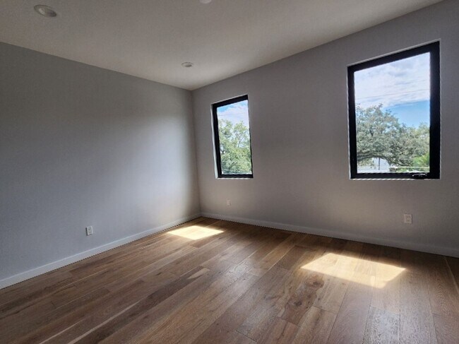 Building Photo - 532 W Plaza Pl