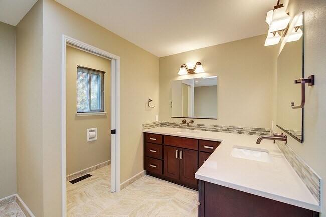 Building Photo - 3bd/2.25ba Sammamish Home