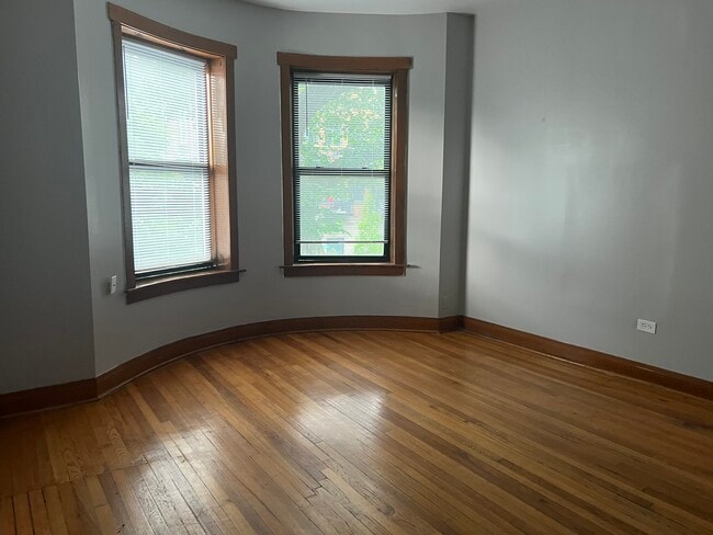 Living room - 933 W Sheridan Rd