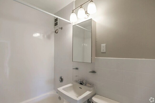 Building Photo - 8 Lakeview Gardens