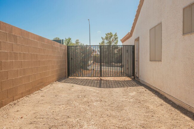 Building Photo - Henderson Single Story with Private Pool and RV Gate