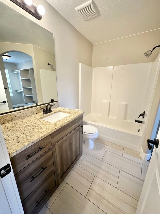 Building Photo - Desert Hills Gem!