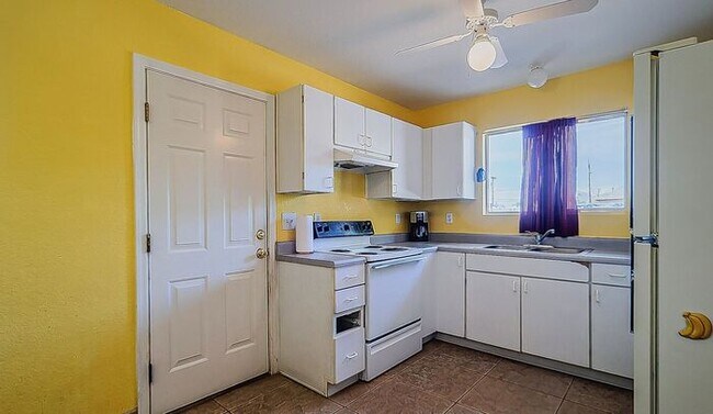 Building Photo - Charming three bedroom - two bathroom GREA...