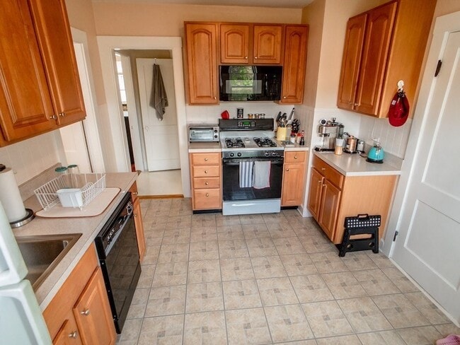 Building Photo - 21 Bradwood St