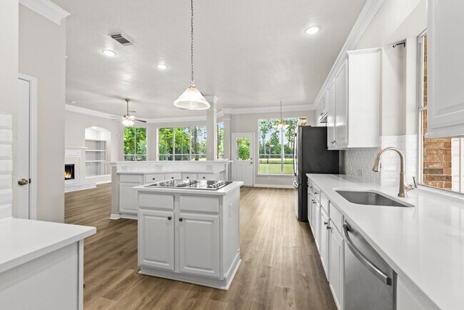 Building Photo - Gorgeous 4 bed/3.5 bath two story home!
