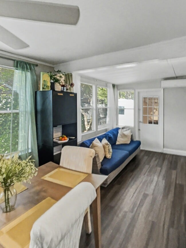 Building Photo - 1204 E Lambright St