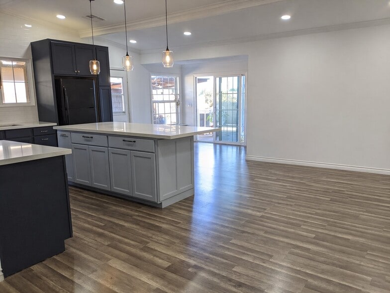 Building Photo - 892 Vassar St