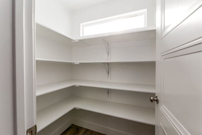 Building Photo - Stunning Above-Garage Apartment In Excelle...