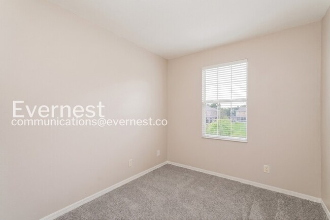 Building Photo - Limited Time Special Offer / 3 Bed/2.5 Bath Townhome with Garage / Pet-Friendly / Vouchers Accept...