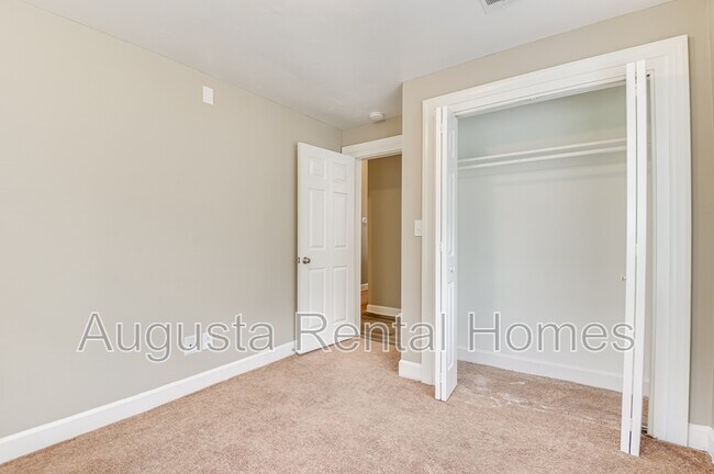 Building Photo - 515 3rd St