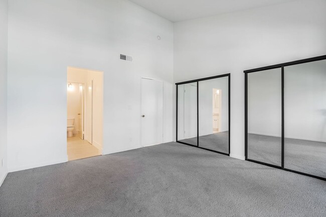 Building Photo - Spacious 2BR/2.5BA Townhome in Prime Milpi...