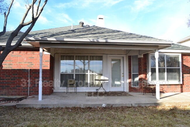 Building Photo - 310 Crestview Dr