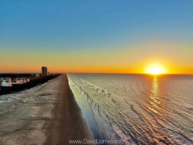 Building Photo - 801 E Beach Dr