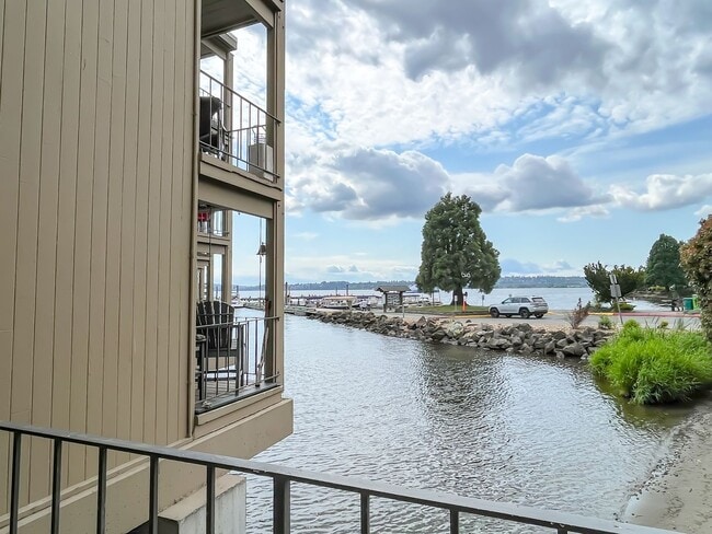 Building Photo - Waterfront 2bd/1bth Condo Downtown Kirklan...