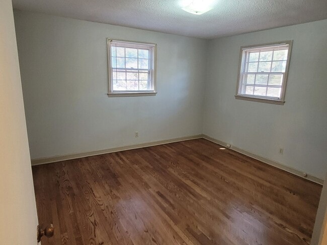 Building Photo - 6420 Cloverdale Dr