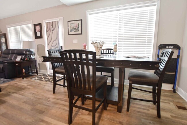 Building Photo - Pet Friendly Three Bedroom!