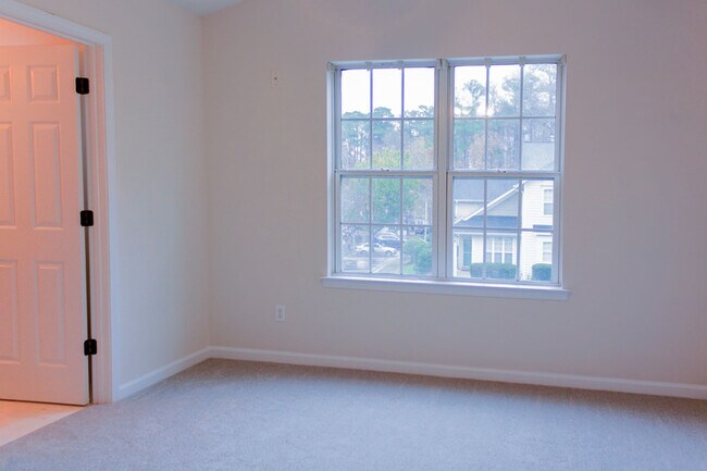 Building Photo - 2204 Valley Haven Dr